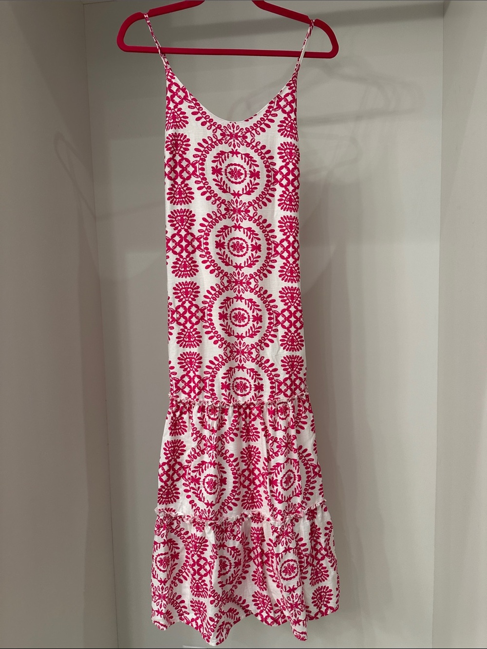 Pink Lily small Women’s White and Hot Pink Printed Tiered Slip Dress. Like new